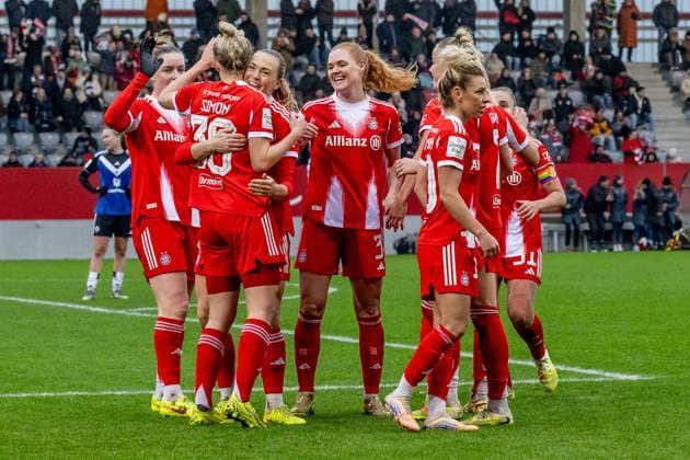 The Munich women celebrate with Pernille Harder FC Bayern Muenchen Frauen, 21 their goal for 5 0 GER, FC Bayern Muenchen Frauen vs Hamburger SV, Football, Google Pixel Womens Bundesliga, Matchday 13, Season 2025 2026, 14 12 2025 DFL DFB REGULATIONS PROHIBIT ANY USE OF PHOTOGRAPHS as IMAGE SEQUENCES and or QUASI VIDEO GER, FC Bayern Muenchen Frauen vs Hamburger SV, Football, Google Pixel Frauen Bundesliga, 13 Matchday, Season 2025 2026, 14 12 2025 Muenchen Copyright: xEibner-Pressefoto HeikexFeinerx EP_HFR