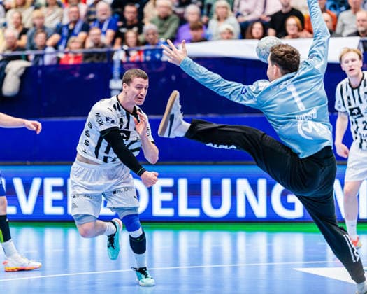 v l Elias Ellefsen A Skipagotu THW Kiel, 71 , Constantin Moestl TBV Lemgo Lippe, 01 GER, TBV Lemgo Lippe vs THW Kiel, Handball, 1 Bundesliga, Matchday 17, Season 2025 2026, 14 12 2025 GER, TBV Lemgo Lippe vs THW Kiel, Handball, 1 Bundesliga, Matchday 17, Season 2025 2026, 14 12 2025 Lemgo Copyright: xEibner-Pressefoto JanxRollingerx EP_JSK