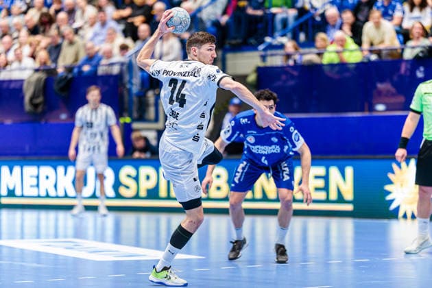 Lukas Zerbe THW Kiel, 24 on seven-meter 7 meter throw GER, TBV Lemgo Lippe vs THW Kiel, Handball, 1 Bundesliga, 17 Matchday, Season 2025 2026, 14 12 2025 GER, TBV Lemgo Lippe vs THW Kiel, Handball, 1 Bundesliga, 17 Matchday, Season 2025 2026, 14 12 2025 Lemgo Copyright: xEibner-Pressefoto JanxRollingerx EP_JSK