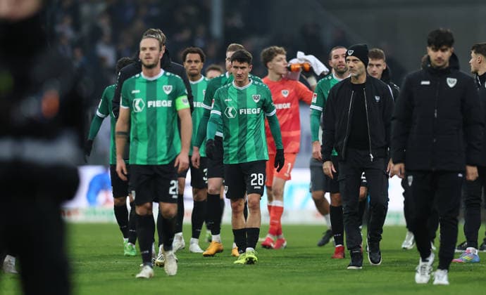 14 12 2025, Soccer 2 Bundesliga, SV Darmstadt 98 SC Preußen Münster, emonline, emspor, despor, v l , Jorrit Hendrix SC Preußen Münster , Marco Meyerhöfer SC Preußen Münster , Coach Alexander Ende SC Preußen Münster disappointed, disappointed looking, dissapointed, sad, frustrated, frustrated, frustrated DFL DFB REGULATIONS PROHIBIT ANY USE OF PHOTOGRAPHS AS IMAGE SEQUENCES AND OR QUASI VIDEO xdcx Copyright: HMBxMedia Claus