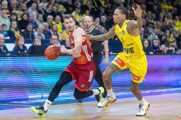 Oldenburg, Lower Saxony, DEU, 14 12 2025, David McCormack left, FC Bayern Munich Basketball and Michale Kyser right, EWE Baskets Oldenburg EWE Baskets Oldenburg vs FC Bayern Munich Basketball 1 Basketball Bundesliga Season 2025 2026, Matchday 10, Big EWE Arena EWE Baskets Oldenburg vs FC Bayern Munich Basketball www.andreas-burmann.de