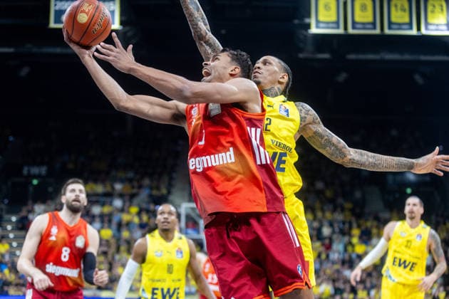 Oldenburg, Lower Saxony, DEU, 14 12 2025, Oscar da Silva left, FC Bayern Munich Basketball and Michale Kyser right, EWE Baskets Oldenburg EWE Baskets Oldenburg vs FC Bayern Munich Basketball 1 Basketball Bundesliga Season 2025 2026, Matchday 10, Big EWE Arena EWE Baskets Oldenburg vs FC Bayern Munich Basketball www.andreas-burmann.de