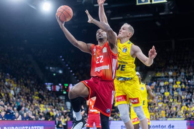 Oldenburg, Lower Saxony, DEU, 14 12 2025, Isiaha Mike left, FC Bayern Munich Basketball and Seth Hinrichs right, EWE Baskets Oldenburg EWE Baskets Oldenburg vs FC Bayern Munich Basketball 1 Basketball Bundesliga Season 2025 2026, Matchday 10, Big EWE Arena EWE Baskets Oldenburg vs FC Bayern Munich Basketball www.andreas-burmann.de