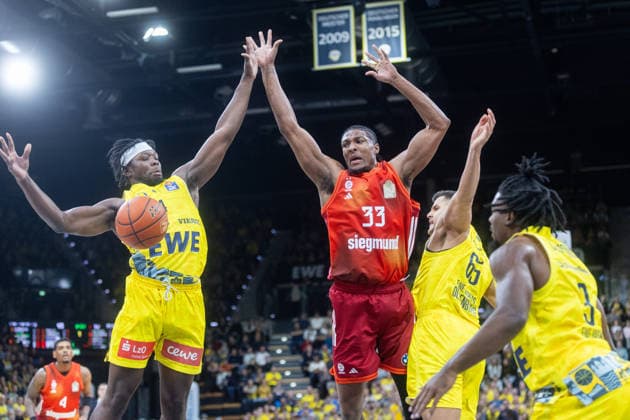 Oldenburg, Lower Saxony, DEU, 14 12 2025, David McCormack center, FC Bayern Munich Basketball , Brian Fobbs left, EWE Baskets Oldenburg , Filip Stanic 2 v right, EWE Baskets Oldenburg , Christopher Clemons right, EWE Baskets Oldenburg EWE Baskets Oldenburg vs FC Bayern Munich Basketball 1 Basketball Bundesliga Season 2025 2026, 10 Matchday, Grosse EWE Arena EWE Baskets Oldenburg vs FC Bayern Munich Basketball www.andreas-burmann.de