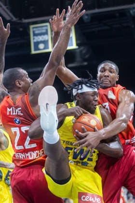 Oldenburg, Lower Saxony, DEU, 14 12 2025, Brian Fobbs center, EWE Baskets Oldenburg , Isiaha Mike left, FC Bayern Munich Basketball and David McCormack right, FC Bayern Munich Basketball EWE Baskets Oldenburg vs FC Bayern Munich Basketball 1 Basketball Bundesliga Season 2025 2026, 10 Matchday, Big EWE Arena EWE Baskets Oldenburg vs FC Bayern Munich Basketball www.andreas-burmann.de