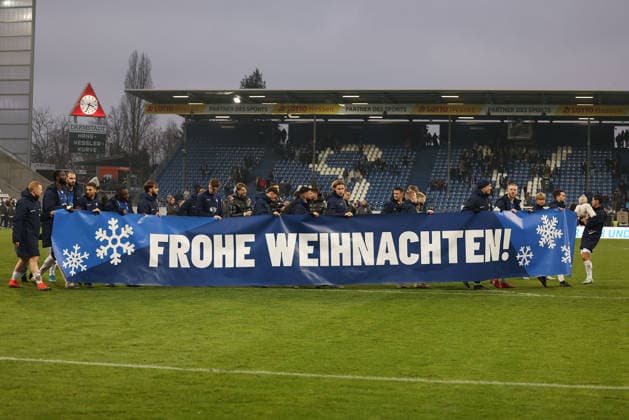 2025 12 14 xjfx 2 Bundesliga SV Darmstadt 98 SC Preussen Muenster v l , the team of SV Darmstadt 98 thanks the fans, thanks, thanks team after the match, after the match thanks the fans, applauds the fans, wishes Merry Christmas DFL DFB REGULATIONS PROHIBIT ANY USE OF PHOTOGRAPHS as IMAGE SEQUENCES and or QUASI VIDEO Copyright: JoaquimxFerreira