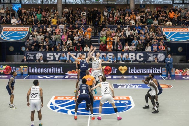 GER, easy Credit Basketball Bundesliga, Syntainics MBC Basketball Löwen Braunschweig 14 12 2025, Stadthalle, Weißenfels, GER, easy Credit Basketball Bundesliga, Syntainics MBC Basketball Löwen Braunschweig Tipp off, Jure Planinic Syntainics MBC, 44 , Philipp Hartwich Basketball Löwen Braunschweig, 15 Â Photo Alexander Trienitz Weißenfels Stadthalle Sachsen Anhalt Germany