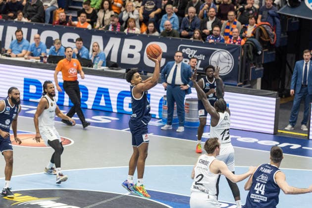 GER, easy Credit Basketball Bundesliga, Syntainics MBC Basketball Löwen Braunschweig 14 12 2025, Stadthalle, Weißenfels, GER, easy Credit Basketball Bundesliga, Syntainics MBC Basketball Löwen Braunschweig Marcus Foster Syntainics MBC, 5 , Barra Njie Basketball Löwen Braunschweig, 13 Â Photo Alexander Trienitz Weißenfels Stadthalle Sachsen Anhalt Germany
