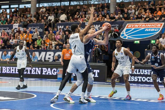 GER, easy Credit Basketball Bundesliga, Syntainics MBC Basketball Löwen Braunschweig 14 12 2025, Stadthalle, Weißenfels, GER, easy Credit Basketball Bundesliga, Syntainics MBC Basketball Löwen Braunschweig Jure Planinic Syntainics MBC, 44 , David NGuessan Basketball Löwen Braunschweig, 1 Â Photo Alexander Trienitz Weißenfels Stadthalle Sachsen Anhalt Germany