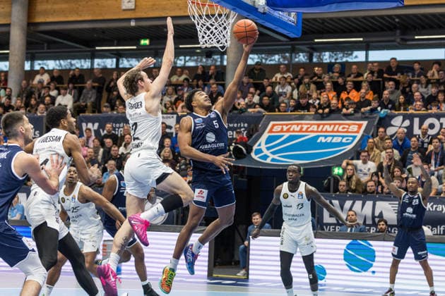 GER, easy Credit Basketball Bundesliga, Syntainics MBC Basketball Löwen Braunschweig 14 12 2025, Stadthalle, Weißenfels, GER, easy Credit Basketball Bundesliga, Syntainics MBC Basketball Löwen Braunschweig Marcus Foster Syntainics MBC, 5 , Benjamin Schröder Basketball Löwen Braunschweig, 2 Â Photo Alexander Trienitz Weißenfels Stadthalle Sachsen Anhalt Germany
