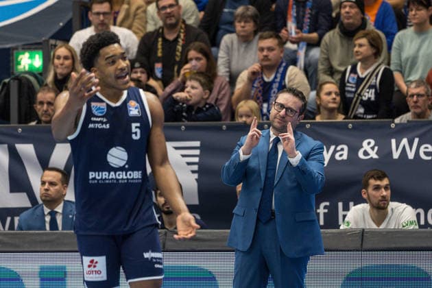 GER, easy Credit Basketball Bundesliga, Syntainics MBC Basketball Löwen Braunschweig 14 12 2025, Stadthalle, Weißenfels, GER, easy Credit Basketball Bundesliga, Syntainics MBC Basketball Löwen Braunschweig Marco Ramondino Head Coach , Syntainics MBC Â Photo Alexander Trienitz Weißenfels Stadthalle Sachsen Anhalt Germany