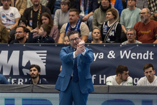GER, easy Credit Basketball Bundesliga, Syntainics MBC Basketball Löwen Braunschweig 14 12 2025, Stadthalle, Weißenfels, GER, easy Credit Basketball Bundesliga, Syntainics MBC Basketball Löwen Braunschweig Marco Ramondino Head Coach , Syntainics MBC Â Photo Alexander Trienitz Weißenfels Stadthalle Sachsen Anhalt Germany