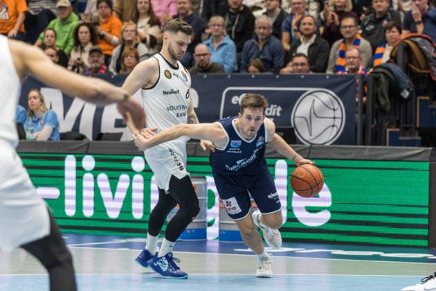GER, easy Credit Basketball Bundesliga, Syntainics MBC Basketball Löwen Braunschweig 14 12 2025, Stadthalle, Weißenfels, GER, easy Credit Basketball Bundesliga, Syntainics MBC Basketball Löwen Braunschweig Spencer Reaves Syntainics MBC, 31 , Ferdinand Zylka Basketball Löwen Braunschweig, 6 Â Photo Alexander Trienitz Weißenfels Stadthalle Sachsen Anhalt Germany