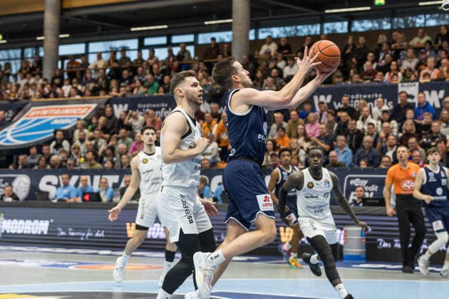 GER, easy Credit Basketball Bundesliga, Syntainics MBC Basketball Löwen Braunschweig 14 12 2025, Stadthalle, Weißenfels, GER, easy Credit Basketball Bundesliga, Syntainics MBC Basketball Löwen Braunschweig Spencer Reaves Syntainics MBC, 31 , Ferdinand Zylka Basketball Löwen Braunschweig, 6 Â Photo Alexander Trienitz Weißenfels Stadthalle Sachsen Anhalt Germany