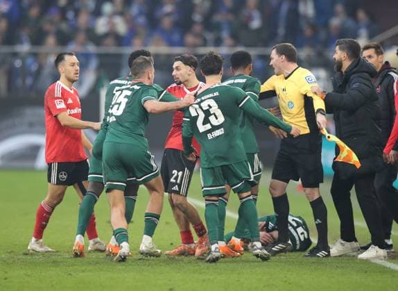 14 12 2025 Soccer season 2025 2026 2 Soccer Bundesliga 16 Matchday FC Schalke 04 S04 Knappen 1 FC Nürnberg FCN Club Sportfoto Zink DaMa xdaxmax DFL regulations prohibit any use of photographs as image sequences and or quasi video only for editorial use Rudelbildung beider Mannschaften Teams