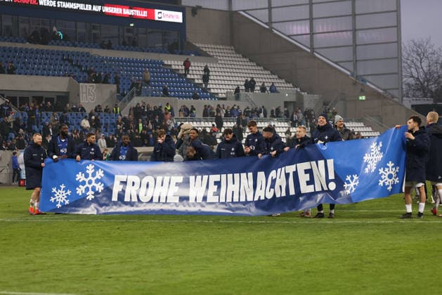 2025 12 14 xjfx 2 Bundesliga SV Darmstadt 98 SC Preussen Muenster v l , the team of SV Darmstadt 98 thanks the fans, thanks, thanks team after the match, after the match thanks the fans, applauds the fans, wishes Merry Christmas DFL DFB REGULATIONS PROHIBIT ANY USE OF PHOTOGRAPHS as IMAGE SEQUENCES and or QUASI VIDEO Copyright: JoaquimxFerreira