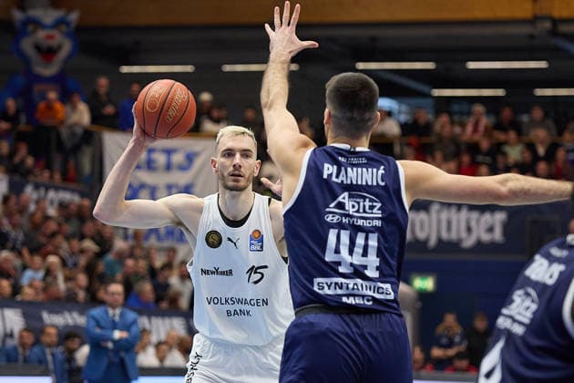 Philipp Hartwich Braunschweig, 15 , Jure Planinic MBC, 44 , Syntainics MBC vs Basketball Löwen Braunschweig, Basketball, Bundesliga, Maenner, Saison 2025 26, 10 Spieltag, 14 12 2025 Weissenfels Stadthalle Sachsen Anhalt Germany