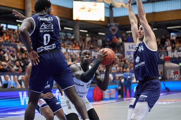 Khyri Thomas MBC, 0 , Barra Njie Braunschweig, 13 , Jure Planinic MBC, 44 , Syntainics MBC vs Basketball Löwen Braunschweig, Basketball, Bundesliga, Maenner, Saison 2025 26, 10 Spieltag, 14 12 2025 Weissenfels Stadthalle Sachsen Anhalt Germany