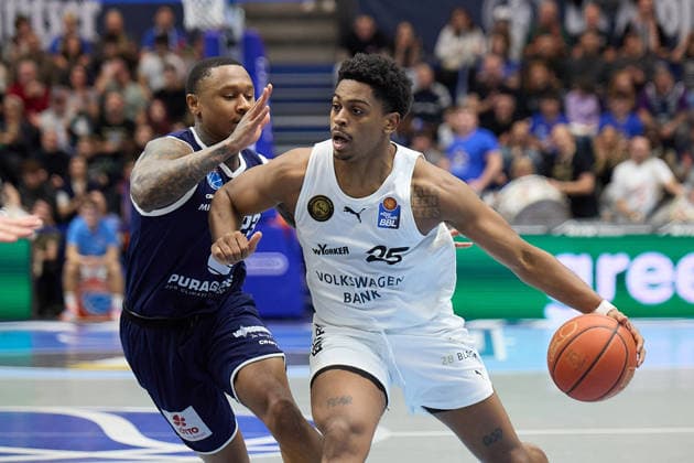Charles Callison MBC, 23 , Grant Sherfield Braunschweig, 25 , Syntainics MBC vs Basketball Löwen Braunschweig, Basketball, Bundesliga, Maenner, Saison 2025 26, 10 Spieltag, 14 12 2025 Weissenfels Stadthalle Sachsen Anhalt Germany