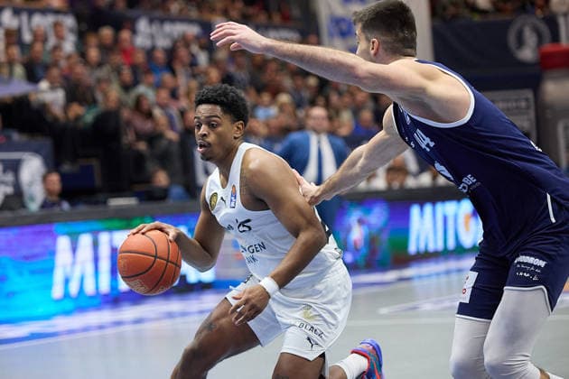 Grant Sherfield Braunschweig, 25 , Jure Planinic MBC, 44 , Syntainics MBC vs Basketball Löwen Braunschweig, Basketball, Bundesliga, Maenner, Saison 2025 26, 10 Spieltag, 14 12 2025 Weissenfels Stadthalle Sachsen Anhalt Germany