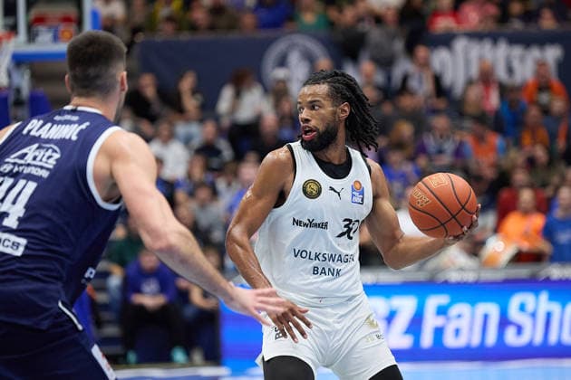 Jure Planinic MBC, 44 , Chip Flanigan Braunschweig, 30 , Syntainics MBC vs Basketball Löwen Braunschweig, Basketball, Bundesliga, Maenner, Saison 2025 26, 10 Spieltag, 14 12 2025 Weissenfels Stadthalle Sachsen Anhalt Germany