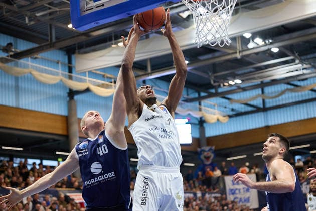 Collin Welp MBC, 40 , David N Guessan Braunschweig, 1 , Syntainics MBC vs Basketball Löwen Braunschweig, Basketball, Bundesliga, Maenner, Saison 2025 26, 10 Spieltag, 14 12 2025 Weissenfels Stadthalle Sachsen Anhalt Germany