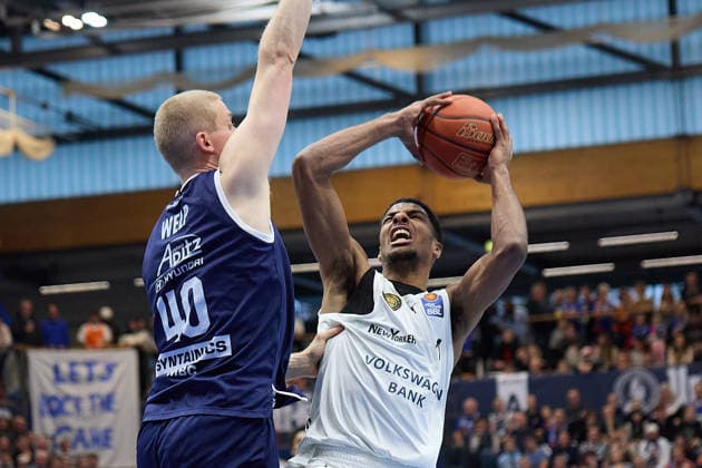 Collin Welp MBC, 40 , David N Guessan Braunschweig, 1 , Syntainics MBC vs Basketball Löwen Braunschweig, Basketball, Bundesliga, Maenner, Saison 2025 26, 10 Spieltag, 14 12 2025 Weissenfels Stadthalle Sachsen Anhalt Germany