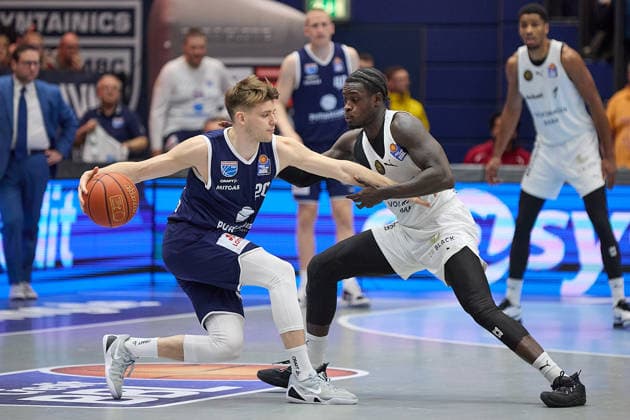 Perttu Blomgren MBC, 20 , Barra Njie Braunschweig, 13 , Syntainics MBC vs Basketball Löwen Braunschweig, Basketball, Bundesliga, Maenner, Saison 2025 26, 10 Spieltag, 14 12 2025 Weissenfels Stadthalle Sachsen Anhalt Germany