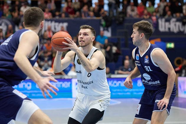 Kresimir Nikic MBC 9 , Ferdinand Zylka Braunschweig, 6 , Spencer Reaves MBC, 31 , Syntainics MBC vs Basketball Löwen Braunschweig, Basketball, Bundesliga, Maenner, Saison 2025 26, 10 Spieltag, 14 12 2025 Weissenfels Stadthalle Sachsen Anhalt Germany