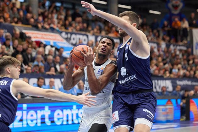Perttu Blomgren MBC, 20 , David N Guessan Braunschweig, 1 , Kresimir Nikic MBC 9 , Syntainics MBC vs Basketball Löwen Braunschweig, Basketball, Bundesliga, Maenner, Saison 2025 26, 10 Spieltag, 14 12 2025 Weissenfels Stadthalle Sachsen Anhalt Germany