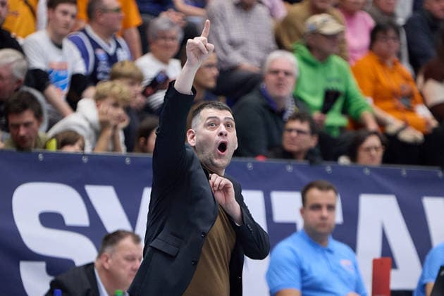 Konstantinos Papazoglou Braunschweig, Head Coach , Syntainics MBC vs Basketball Löwen Braunschweig, Basketball, Bundesliga, Maenner, Saison 2025 26, 10 Spieltag, 14 12 2025 Weissenfels Stadthalle Sachsen Anhalt Germany