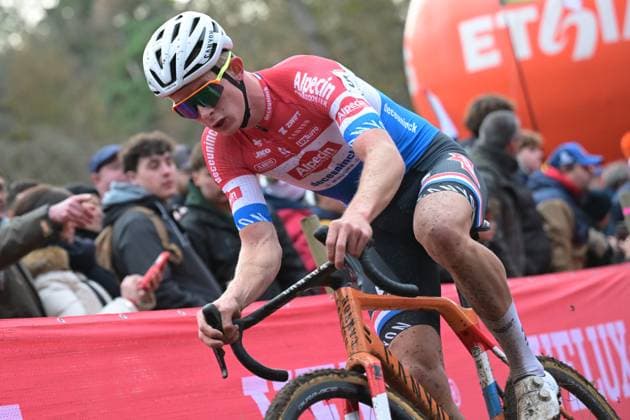 Dutch Tibor Del Grosso pictured in action during the men s elite race of the Cyclocross World Cup, in Namur, Sunday 14 December 2025, stage 4 (out of 12) in the World Cup of the 2026-2027 season. DAVIDxPINTENS  x148832727x
