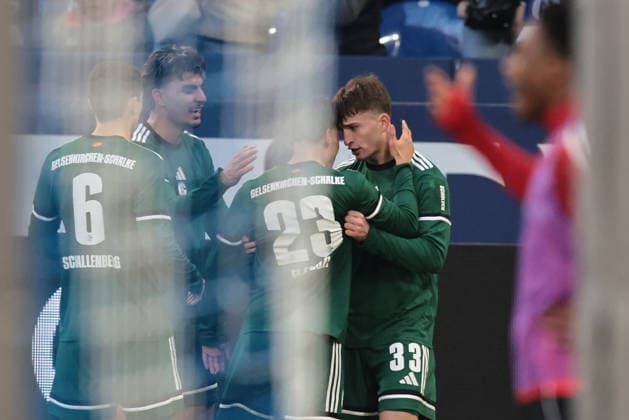 The players of FC Schalke 04 celebrate the 1-0 goal by Vitalie Becker FC Schalke 04 during the match of the 2 Bundesliga season 2025 26 FC Schalke 04 1 FC Nürnberg Copyright Thomas Pakusch