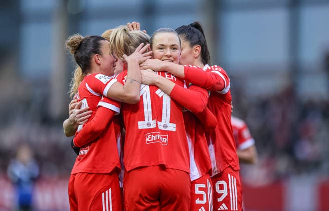 GER, Munich, FC Bayern Munich vs Hamburger SV, Google Pixel Womens Bundesliga, Football, DFB, Season 2025 2026, FC Bayern Campus, 13 Matchday, in the picture Lea Schüller Bayern Munich 11 , Goal, joy, jubilation and emotion, 6 0 DFB DFL REGULATIONS PROHIBIT ANY USE OF PHOTOGRAPHS AS IMAGE SEQUENCES AND OR QUASI VIDEO, 14 12 2025 Copyright: HMBxMedia HendrikxHamelau