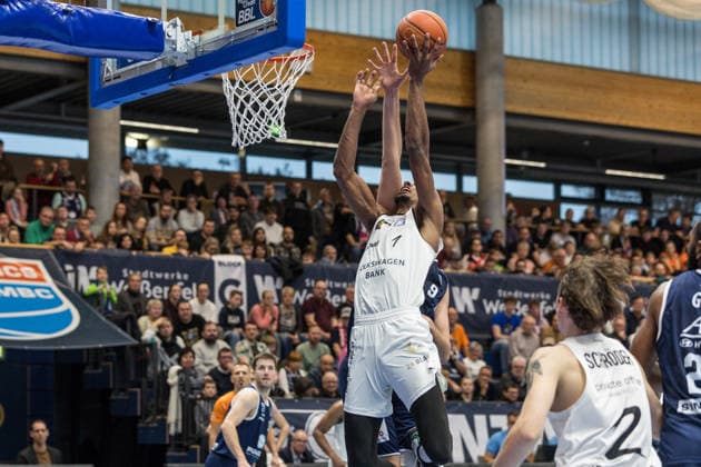 GER, easy Credit Basketball Bundesliga, Syntainics MBC Basketball Löwen Braunschweig 14 12 2025, Stadthalle, Weißenfels, GER, easy Credit Basketball Bundesliga, Syntainics MBC Basketball Löwen Braunschweig David NGuessan Basketball Löwen Braunschweig, 1 Â Photo Alexander Trienitz Weißenfels Stadthalle Sachsen Anhalt Germany