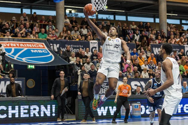 GER, easy Credit Basketball Bundesliga, Syntainics MBC Basketball Löwen Braunschweig 14 12 2025, Stadthalle, Weißenfels, GER, easy Credit Basketball Bundesliga, Syntainics MBC Basketball Löwen Braunschweig Grant Sherfield Basketball Löwen Braunschweig, 25 Â Photo Alexander Trienitz Weißenfels Stadthalle Sachsen Anhalt Germany