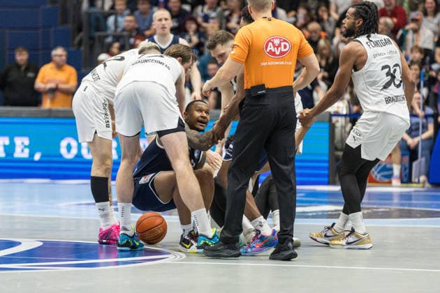 GER, easy Credit Basketball Bundesliga, Syntainics MBC Basketball Löwen Braunschweig 14 12 2025, Stadthalle, Weißenfels, GER, easy Credit Basketball Bundesliga, Syntainics MBC Basketball Löwen Braunschweig Charles Callison Syntainics MBC, 23 in the turmoil Â Photo Alexander Trienitz Weißenfels Stadthalle Sachsen Anhalt Germany
