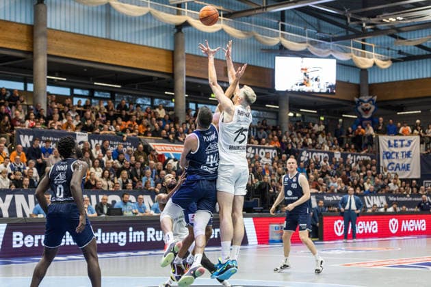 GER, easy Credit Basketball Bundesliga, Syntainics MBC Basketball Löwen Braunschweig 14 12 2025, Stadthalle, Weißenfels, GER, easy Credit Basketball Bundesliga, Syntainics MBC Basketball Löwen Braunschweig Philipp Hartwich Basketball Löwen Braunschweig, 15 , Jure Planinic Syntainics MBC, 44 Â Photo Alexander Trienitz Weißenfels Stadthalle Sachsen Anhalt Germany