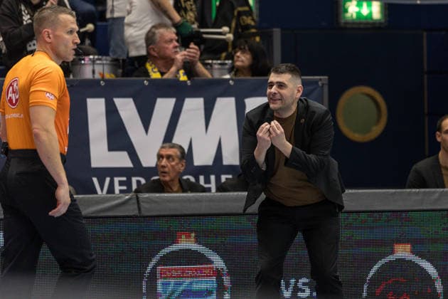 GER, easy Credit Basketball Bundesliga, Syntainics MBC Basketball Löwen Braunschweig 14 12 2025, Stadthalle, Weißenfels, GER, easy Credit Basketball Bundesliga, Syntainics MBC Basketball Löwen Braunschweig Konstantinos Papazoglou Head Coach , Basketball Löwen Braunschweig Â Photo Alexander Trienitz Weißenfels Stadthalle Sachsen Anhalt Germany
