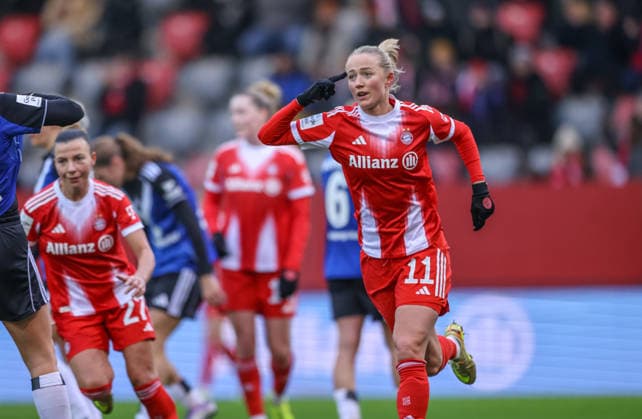 GER, Munich, FC Bayern Munich vs Hamburger SV, Google Pixel Womens Bundesliga, Football, DFB, Season 2025 2026, FC Bayern Campus, 13 Matchday, in the picture Lea Schüller Bayern Munich 11 , Goal, joy, jubilation and emotion, 6 0 DFB DFL REGULATIONS PROHIBIT ANY USE OF PHOTOGRAPHS AS IMAGE SEQUENCES AND OR QUASI VIDEO, 14 12 2025 Copyright: HMBxMedia HendrikxHamelau