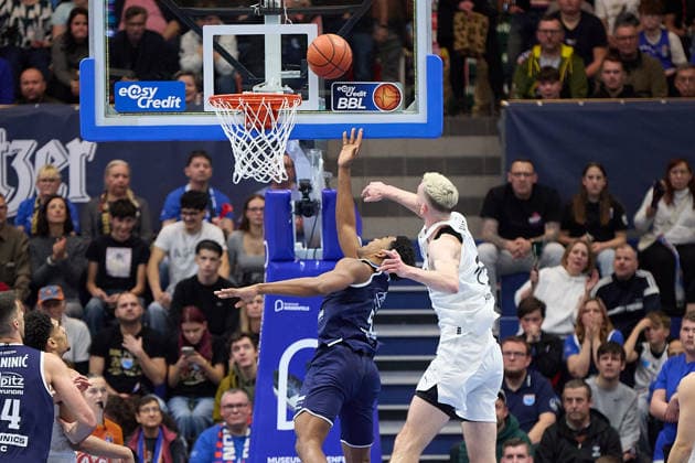 Marcus Foster MBC, 5 , Philipp Hartwich Braunschweig, 15 , Syntainics MBC vs Basketball Löwen Braunschweig, Basketball, Bundesliga, Maenner, Saison 2025 26, 10 Spieltag, 14 12 2025 Weissenfels Stadthalle Sachsen Anhalt Germany