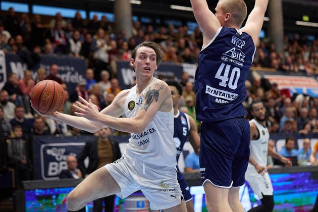 Benjamin Schröder Braunschweig, 2 , Collin Welp MBC, 40 , Syntainics MBC vs Basketball Löwen Braunschweig, Basketball, Bundesliga, Maenner, Saison 2025 26, 10 Spieltag, 14 12 2025 Weissenfels Stadthalle Sachsen Anhalt Germany