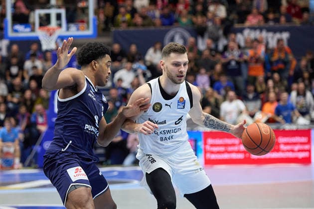 Marcus Foster MBC, 5 , Ferdinand Zylka Braunschweig, 6 , Syntainics MBC vs Basketball Löwen Braunschweig, Basketball, Bundesliga, Maenner, Saison 2025 26, 10 Spieltag, 14 12 2025 Weissenfels Stadthalle Sachsen Anhalt Germany