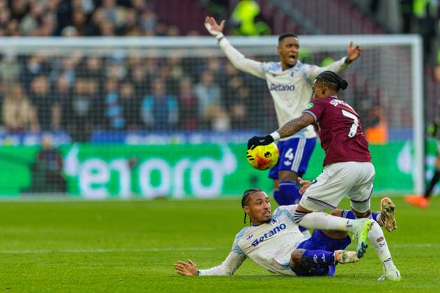 West Ham United v Aston Villa Premier League 14 12 2025. West Ham United forward Crysencio Summerville (7) fouls Aston Villa midfielder Boubacar Kamara (44) during the Premier League match between West Ham United and Aston Villa at the London Stadium, London, England on 14 December 2025. London London Stadium England Editorial use only DataCo restrictions apply See www.football-dataco.com , Copyright: xToyinxOshodix PSI-23410-0037