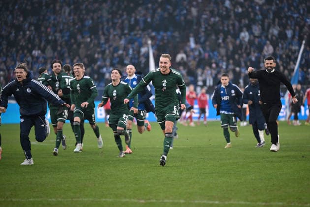 Coach Miron Muslic FC Schalke 04 , Timo Becker FC Schalke 04 , front v re celebrate the victory with the teammates 14 12 2025, Soccer 2 Bundesliga, Season 2025 2026, 16 Matchday, FC Schalke 04 1 FC Nürnberg DFL regulations prohibit any use of photographs as image sequences and or quasi video Gelsenkirchen Veltins Arena Nordrhein Westfalen Germany Team2