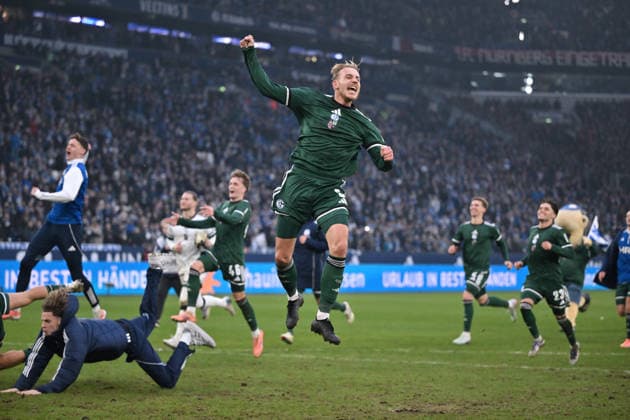 Jubelsprung Timo Becker FC Schalke 04 14 12 2025, Fußball 2 Bundesliga, Saison 2025 2026, 16 Spieltag, FC Schalke 04 1 FC Nürnberg DFL regulations prohibit any use of photographs as image sequences and or quasi video Gelsenkirchen Veltins Arena Nordrhein Westfalen Germany Team2