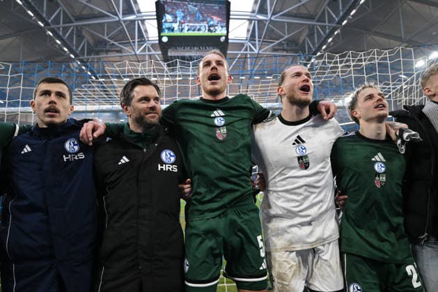 Ron Schallenberg FC Schalke 04 , Tim Hoogland Co Trainer FC Schalke 04 , Timo Becker FC Schalke 04 , Goalkeeper Loris Karius Schalke 04 , Finn Porath FC Schalke 04 , v li , celebrate the victory 14 12 2025, Soccer 2 Bundesliga, Season 2025 2026, Matchday 16, FC Schalke 04 1 FC Nürnberg DFL regulations prohibit any use of photographs as image sequences and or quasi video Gelsenkirchen Veltins Arena Nordrhein Westfalen Germany Team2