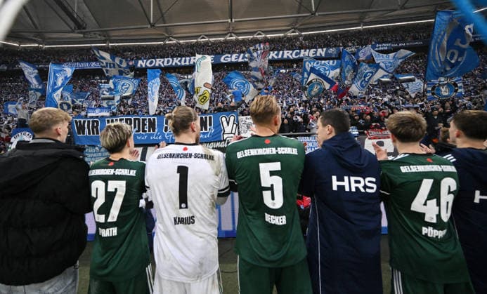 Schalke players celebrate with their fans in the Nordkurve, center goalkeeper Loris Karius Schalke 04 , Timo Becker FC Schalke 04 14 12 2025, Fußball 2 Bundesliga, Saison 2025 2026, 16 Spieltag, FC Schalke 04 1 FC Nürnberg DFL regulations prohibit any use of photographs as image sequences and or quasi video Gelsenkirchen Veltins Arena Nordrhein Westfalen Germany Team2