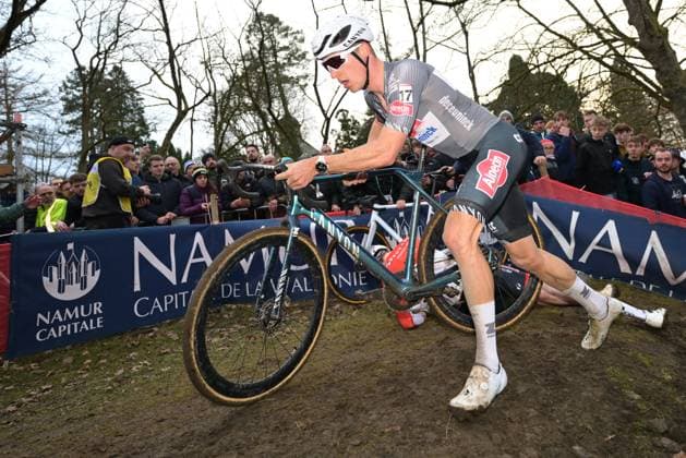 Belgian Niels Vandeputte passes by a fallen colleague at the men s elite race of the Cyclocross World Cup, in Namur, Sunday 14 December 2025, stage 4 (out of 12) in the World Cup of the 2026-2027 season. DAVIDxPINTENS  x148836990x