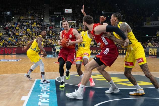 GER, Basketball, easy Credit BBL, EWE Baskets Oldenburg vs FC Bayern München Basketball 14 12 2025, EWE Arena, Oldenburg, GER, easy Credit BBL, EWE Baskets Oldenburg vs FC Bayern München Basketball, pictured Andreas OBST FC Bayern München Basketball 13 Leon KRATZER FC Bayern München Basketball 8 Michale KYSER EWE Baskets Oldenburg 12 nordphotoxgmbhx xRojahn nph00310